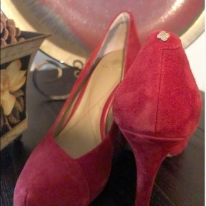 Almost new, red, hot pumps!